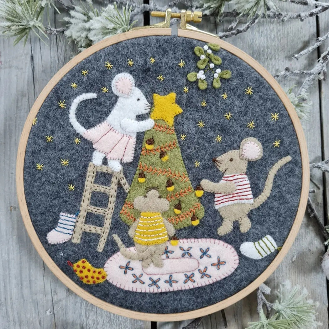 Christmas with the Mouse Family Appliqué Hoop Kit